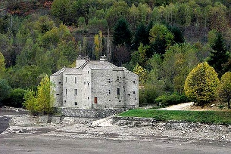 Joindre la mairie de Pourcharesses : oui, mais par quels moyens ? (Source : Wikipédia Commons)